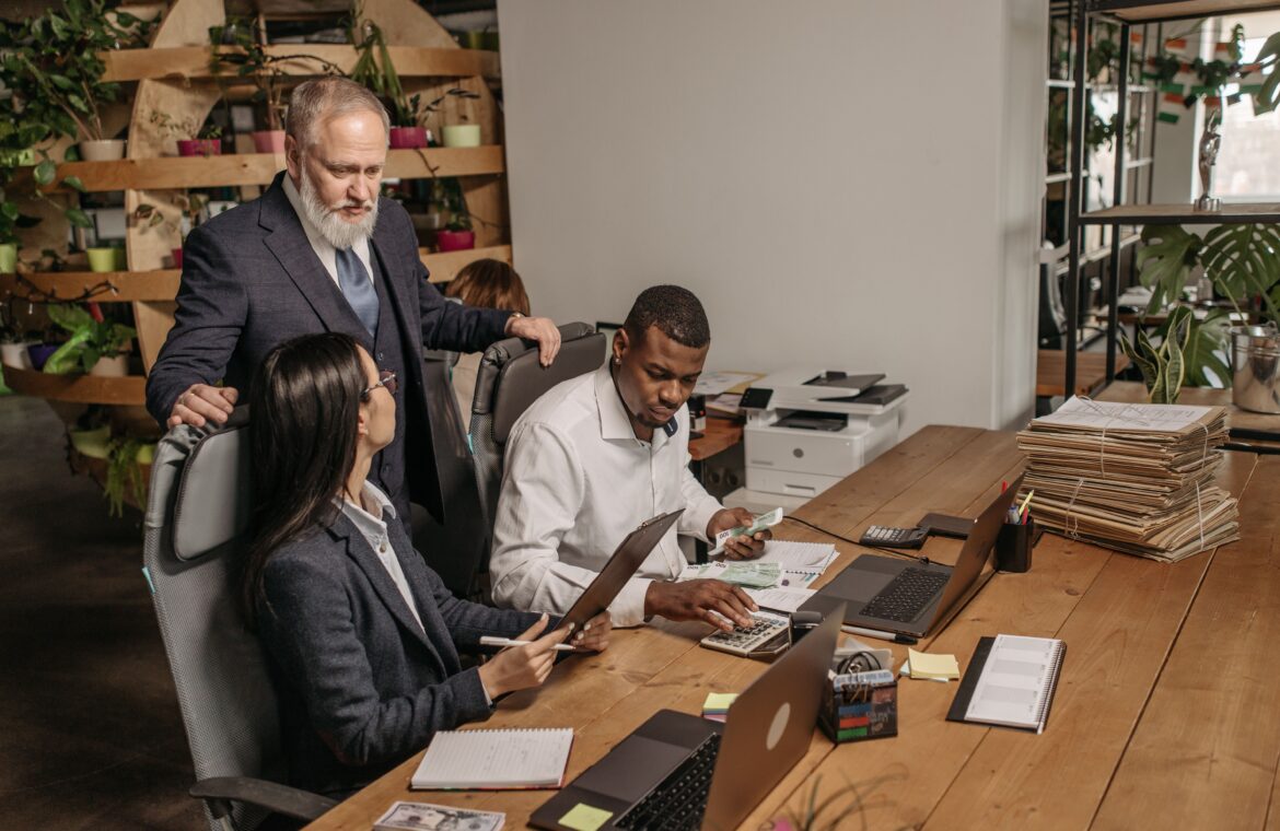 Professionelt team i mødelokale hos HRM-consult